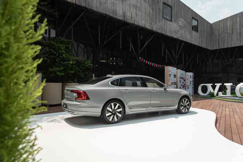 Chi tiết Volvo S90 Recharge vừa ra mắt: Giá 2,89 tỷ đồng, sedan hạng sang cỡ trung rộng và mạnh nhất Việt Nam- Ảnh 4. Chi tiết Volvo S90 Recharge vừa ra mắt: Giá 2,89 tỷ đồng, sedan hạng sang cỡ trung rộng và mạnh nhất Việt Nam- Ảnh 4.