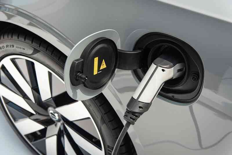 Chi tiết Volvo S90 Recharge vừa ra mắt: Giá 2,89 tỷ đồng, sedan hạng sang cỡ trung rộng và mạnh nhất Việt Nam- Ảnh 10. Chi tiết Volvo S90 Recharge vừa ra mắt: Giá 2,89 tỷ đồng, sedan hạng sang cỡ trung rộng và mạnh nhất Việt Nam- Ảnh 10.