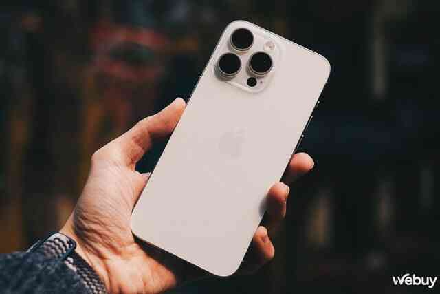iPhone 15 Pro Max "max option" tràn về Việt Nam: Giá rẻ giật mình, nhưng cần lưu tâm những điều sau- Ảnh 4. iPhone 15 Pro Max "max option" tràn về Việt Nam: Giá rẻ giật mình, nhưng cần lưu tâm những điều sau- Ảnh 4.