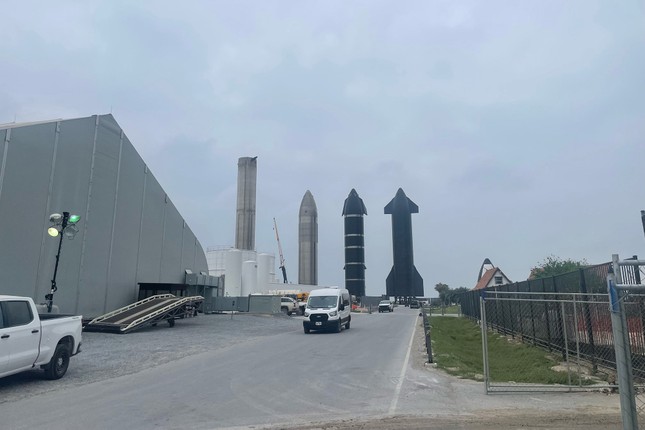 SpaceX phóng thử nghiệm lần 3 tên lửa mạnh nhất thế giới- Ảnh 2. SpaceX phóng thử nghiệm lần 3 tên lửa mạnh nhất thế giới- Ảnh 2.