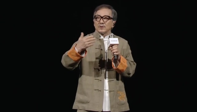 Thành Long (Jackie Chan) xuất hiện tại sự kiện ra mắt smartphone với diện mạo gây bất ngờ- Ảnh 2. Thành Long (Jackie Chan) xuất hiện tại sự kiện ra mắt smartphone với diện mạo gây bất ngờ- Ảnh 2.