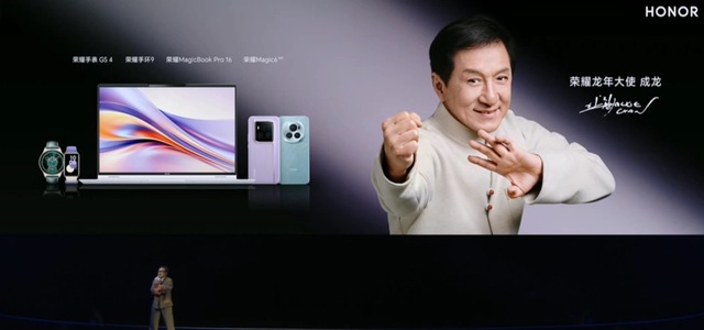 Thành Long (Jackie Chan) xuất hiện tại sự kiện ra mắt smartphone với diện mạo gây bất ngờ- Ảnh 6. Thành Long (Jackie Chan) xuất hiện tại sự kiện ra mắt smartphone với diện mạo gây bất ngờ- Ảnh 6.