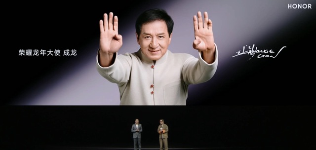 Thành Long (Jackie Chan) xuất hiện tại sự kiện ra mắt smartphone với diện mạo gây bất ngờ- Ảnh 7. Thành Long (Jackie Chan) xuất hiện tại sự kiện ra mắt smartphone với diện mạo gây bất ngờ- Ảnh 7.