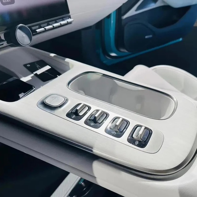 Cận cảnh khoang nội thất của Xiaomi SU7 bản thương mại: Màn hình hàng ghế sau, tủ lạnh mini, massage chẳng kém gì Maybach, Rolls-Royce- Ảnh 11.