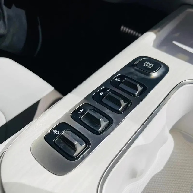 Cận cảnh khoang nội thất của Xiaomi SU7 bản thương mại: Màn hình hàng ghế sau, tủ lạnh mini, massage chẳng kém gì Maybach, Rolls-Royce- Ảnh 12.