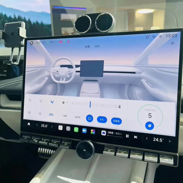 Cận cảnh khoang nội thất của Xiaomi SU7 bản thương mại: Màn hình hàng ghế sau, tủ lạnh mini, massage chẳng kém gì Maybach, Rolls-Royce- Ảnh 7.