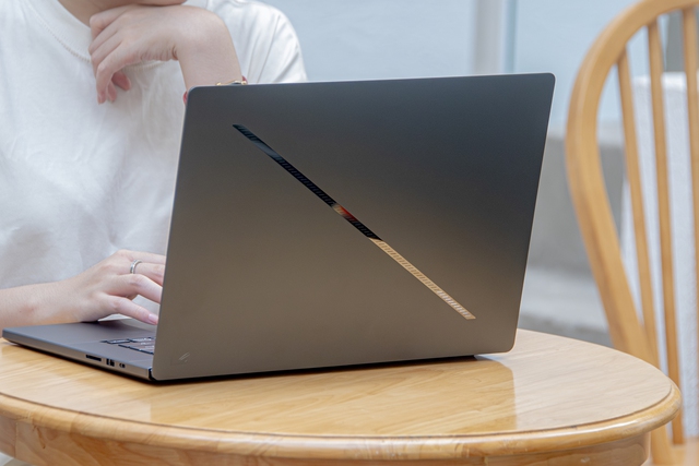 ASUS ROG Zephyrus G 2024 chính thức tại Việt Nam: Cấu hình "chiến binh" trong thân xác "thư sinh", màn hình Nebula xịn đẹp, giá từ 54,99 triệu đồng- Ảnh 2. ASUS ROG Zephyrus G 2024 chính thức tại Việt Nam: Cấu hình "chiến binh" trong thân xác "thư sinh", màn hình Nebula xịn đẹp, giá từ 54,99 triệu đồng- Ảnh 2.