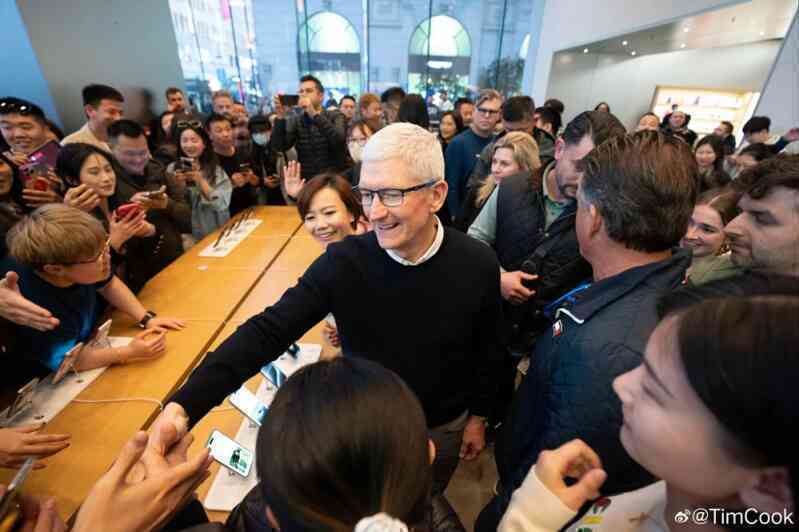 Tim Cook thăm Trung Quốc giữa lúc Mỹ kiện Apple