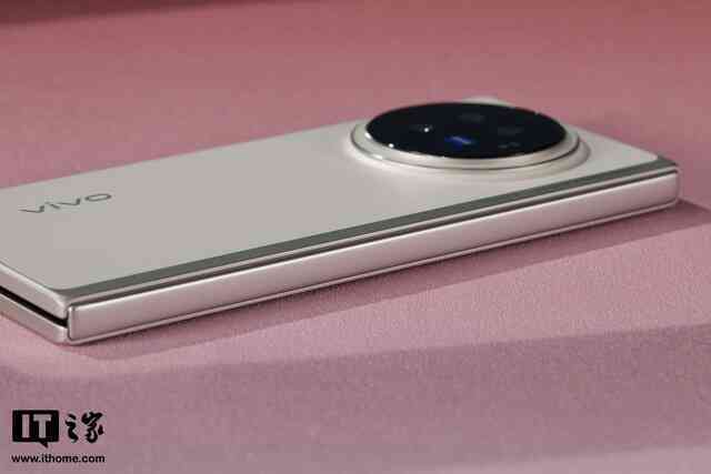 Cận cảnh smartphone màn hình gập mỏng nhẹ nhất thế giới: Nhẹ hơn cả iPhone 15 Pro Max, mỏng chỉ 4.65mm, mà pin vẫn tận 5.500mAh- Ảnh 6. Cận cảnh smartphone màn hình gập mỏng nhẹ nhất thế giới: Nhẹ hơn cả iPhone 15 Pro Max, mỏng chỉ 4.65mm, mà pin vẫn tận 5.500mAh- Ảnh 6.