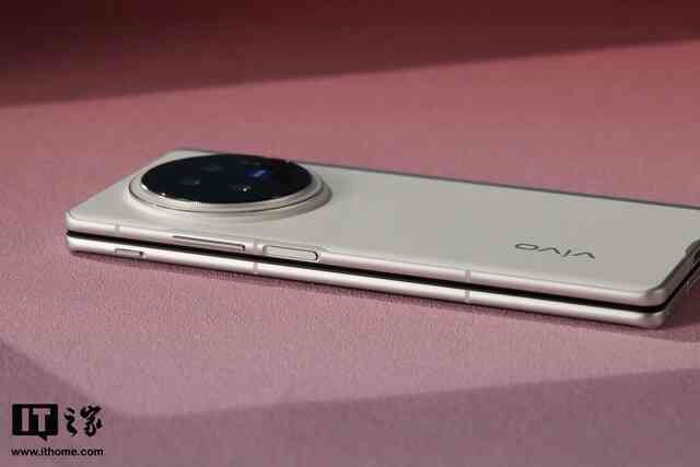 Cận cảnh smartphone màn hình gập mỏng nhẹ nhất thế giới: Nhẹ hơn cả iPhone 15 Pro Max, mỏng chỉ 4.65mm, mà pin vẫn tận 5.500mAh- Ảnh 9. Cận cảnh smartphone màn hình gập mỏng nhẹ nhất thế giới: Nhẹ hơn cả iPhone 15 Pro Max, mỏng chỉ 4.65mm, mà pin vẫn tận 5.500mAh- Ảnh 9.