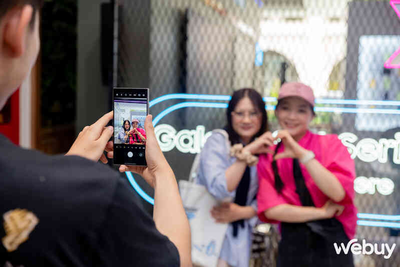 Bùng nổ Galaxy Campus Tour 2024: Sinh viên khám phá sức mạnh Galaxy AI trong học tập cũng như giải trí- Ảnh 22. Bùng nổ Galaxy Campus Tour 2024: Sinh viên khám phá sức mạnh Galaxy AI trong học tập cũng như giải trí- Ảnh 22.