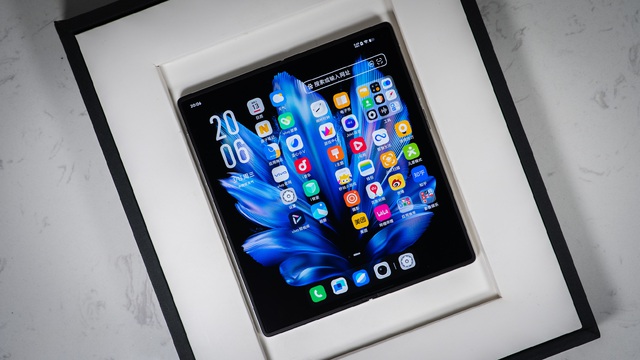 Ra mắt smartphone gập mỏng nhẹ nhất thế giới: Nhẹ hơn cả iPhone 15 Pro Max nhưng vẫn có pin lớn, giá 24 triệu đồng- Ảnh 4. Ra mắt smartphone gập mỏng nhẹ nhất thế giới: Nhẹ hơn cả iPhone 15 Pro Max nhưng vẫn có pin lớn, giá 24 triệu đồng- Ảnh 4.