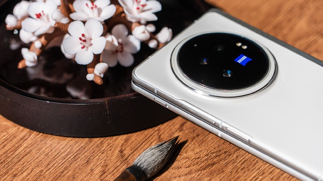 Ra mắt smartphone gập mỏng nhẹ nhất thế giới: Nhẹ hơn cả iPhone 15 Pro Max nhưng vẫn có pin lớn, giá 24 triệu đồng- Ảnh 7. Ra mắt smartphone gập mỏng nhẹ nhất thế giới: Nhẹ hơn cả iPhone 15 Pro Max nhưng vẫn có pin lớn, giá 24 triệu đồng- Ảnh 7.