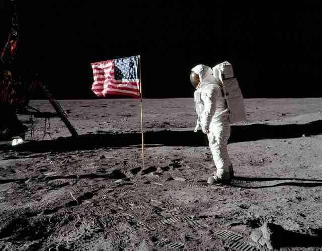 Tại sao cuộc đổ bộ lên Mặt trăng của Apollo lại bị nghi ngờ?