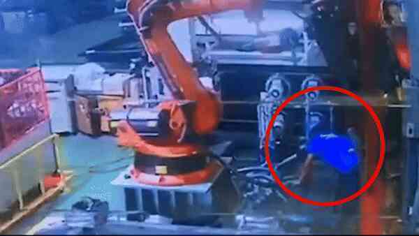 Robot ''tấn công'' tàn bạo khiến kỹ sư tại nhà máy Thái Lan tử vong, camera an ninh ghi lại toàn bộ diễn biến gây ám ảnh- Ảnh 2. Robot ''tấn công'' tàn bạo khiến kỹ sư tại nhà máy Thái Lan tử vong, camera an ninh ghi lại toàn bộ diễn biến gây ám ảnh- Ảnh 2.