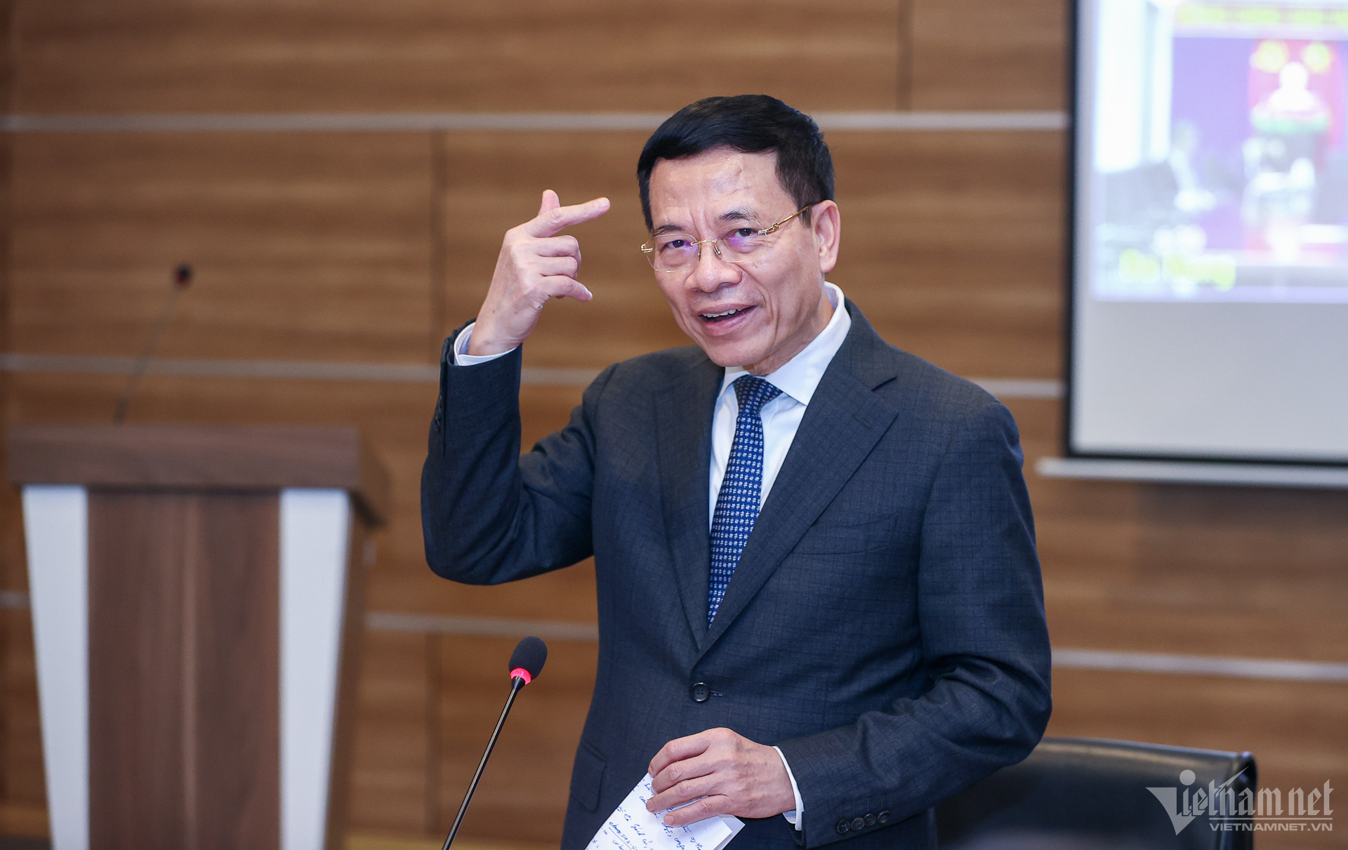 W-nguyen-manh-hung-8110-2.jpg