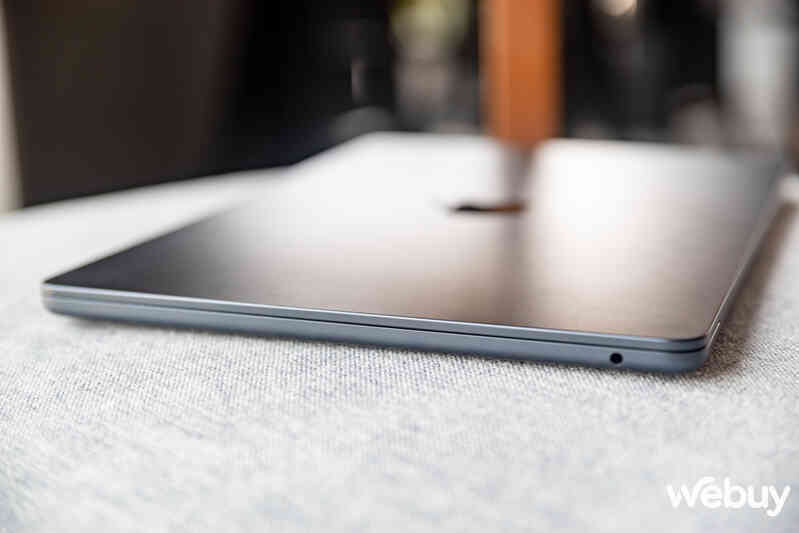 Ảnh thực tế MacBook Air mới ra mắt: Thiết kế không đổi, chip Apple M3 mạnh hơn, giá chính hãng từ 27,99 triệu đồng- Ảnh 18. Ảnh thực tế MacBook Air mới ra mắt: Thiết kế không đổi, chip Apple M3 mạnh hơn, giá chính hãng từ 27,99 triệu đồng- Ảnh 18.