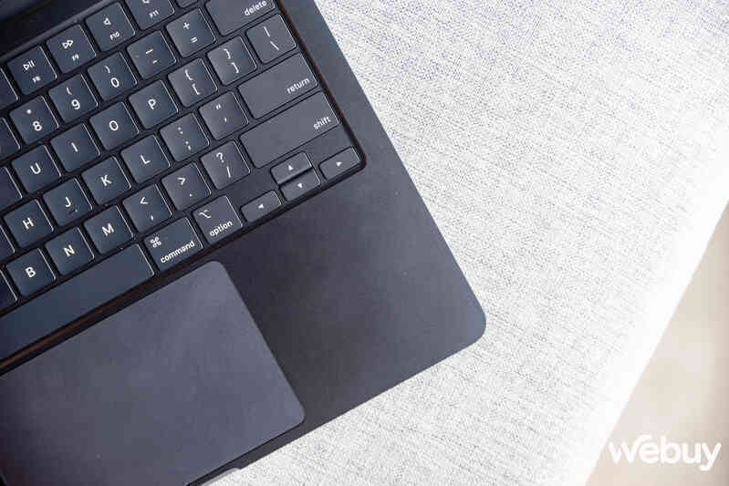 Ảnh thực tế MacBook Air mới ra mắt: Thiết kế không đổi, chip Apple M3 mạnh hơn, giá chính hãng từ 27,99 triệu đồng- Ảnh 22. Ảnh thực tế MacBook Air mới ra mắt: Thiết kế không đổi, chip Apple M3 mạnh hơn, giá chính hãng từ 27,99 triệu đồng- Ảnh 22.