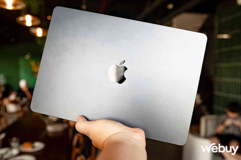 Ảnh thực tế MacBook Air mới ra mắt: Thiết kế không đổi, chip Apple M3 mạnh hơn, giá chính hãng từ 27,99 triệu đồng- Ảnh 4. Ảnh thực tế MacBook Air mới ra mắt: Thiết kế không đổi, chip Apple M3 mạnh hơn, giá chính hãng từ 27,99 triệu đồng- Ảnh 4.