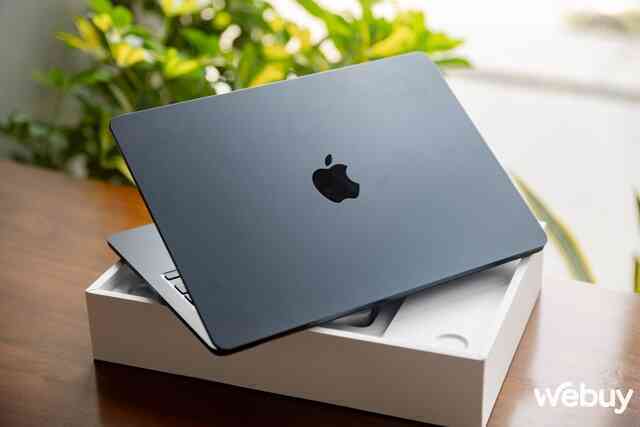 Ảnh thực tế MacBook Air mới ra mắt: Thiết kế không đổi, chip Apple M3 mạnh hơn, giá chính hãng từ 27,99 triệu đồng- Ảnh 5. Ảnh thực tế MacBook Air mới ra mắt: Thiết kế không đổi, chip Apple M3 mạnh hơn, giá chính hãng từ 27,99 triệu đồng- Ảnh 5.