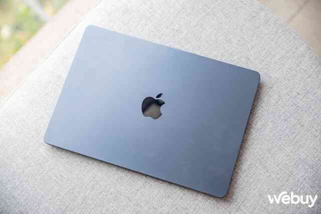 Ảnh thực tế MacBook Air mới ra mắt: Thiết kế không đổi, chip Apple M3 mạnh hơn, giá chính hãng từ 27,99 triệu đồng- Ảnh 6. Ảnh thực tế MacBook Air mới ra mắt: Thiết kế không đổi, chip Apple M3 mạnh hơn, giá chính hãng từ 27,99 triệu đồng- Ảnh 6.