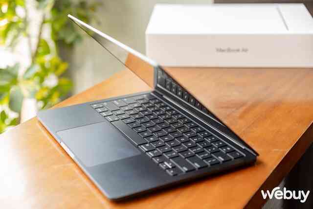 Ảnh thực tế MacBook Air mới ra mắt: Thiết kế không đổi, chip Apple M3 mạnh hơn, giá chính hãng từ 27,99 triệu đồng- Ảnh 7. Ảnh thực tế MacBook Air mới ra mắt: Thiết kế không đổi, chip Apple M3 mạnh hơn, giá chính hãng từ 27,99 triệu đồng- Ảnh 7.