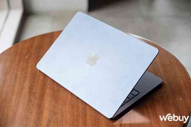 Ảnh thực tế MacBook Air mới ra mắt: Thiết kế không đổi, chip Apple M3 mạnh hơn, giá chính hãng từ 27,99 triệu đồng- Ảnh 8. Ảnh thực tế MacBook Air mới ra mắt: Thiết kế không đổi, chip Apple M3 mạnh hơn, giá chính hãng từ 27,99 triệu đồng- Ảnh 8.