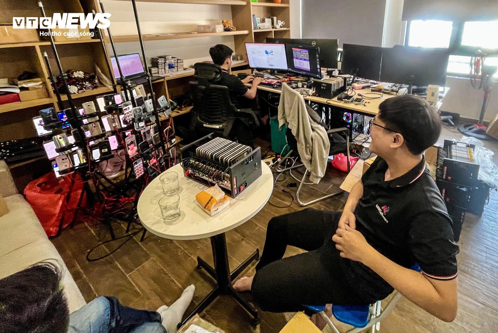 Đột nhập xưởng Phone Farm tạo triệu view trên TikTok, Facebook
