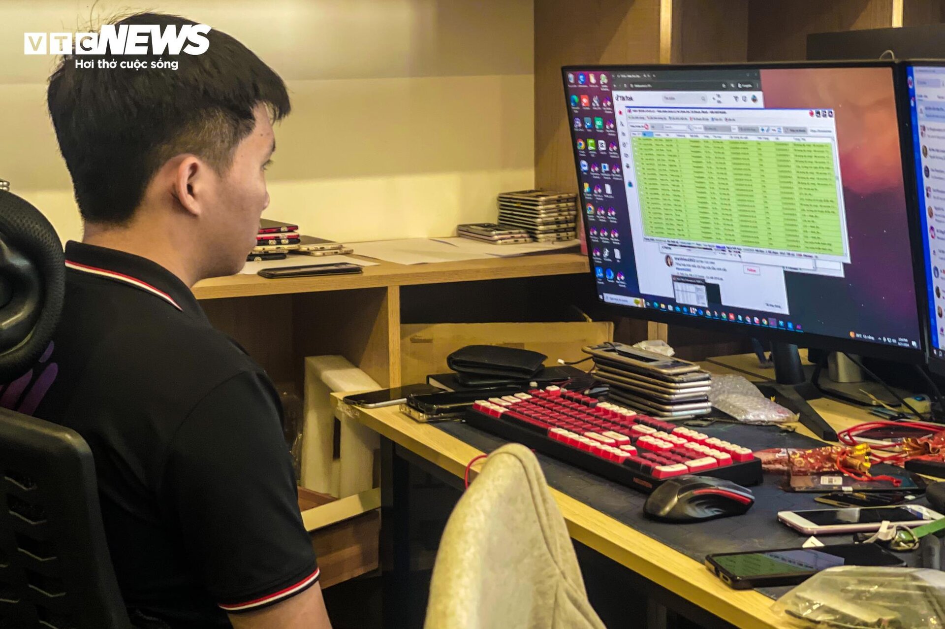 Đột nhập xưởng Phone Farm tạo triệu view trên TikTok, Facebook- Ảnh 3. Đột nhập xưởng Phone Farm tạo triệu view trên TikTok, Facebook- Ảnh 3.