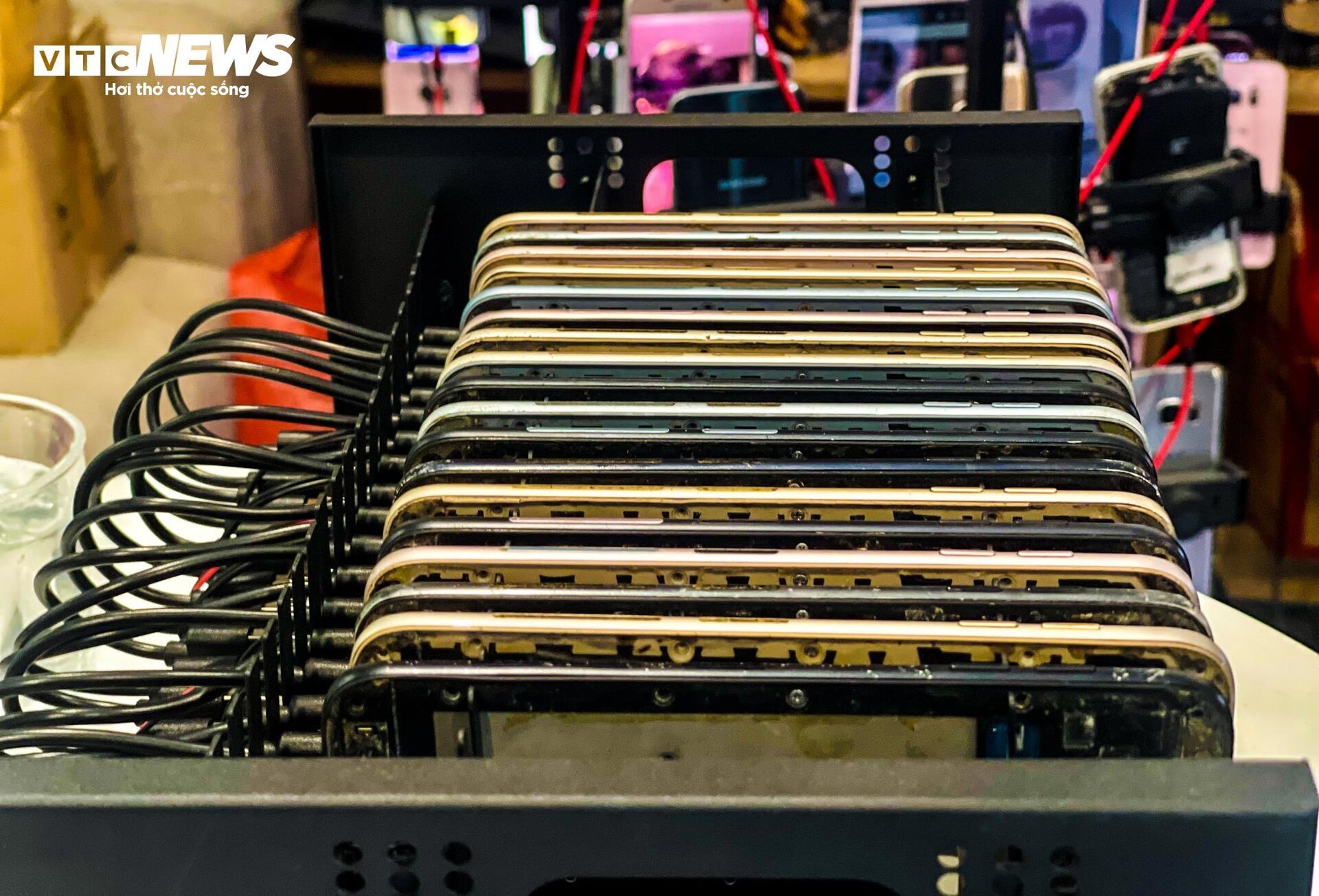 Đột nhập xưởng Phone Farm tạo triệu view trên TikTok, Facebook- Ảnh 6. Đột nhập xưởng Phone Farm tạo triệu view trên TikTok, Facebook- Ảnh 6.
