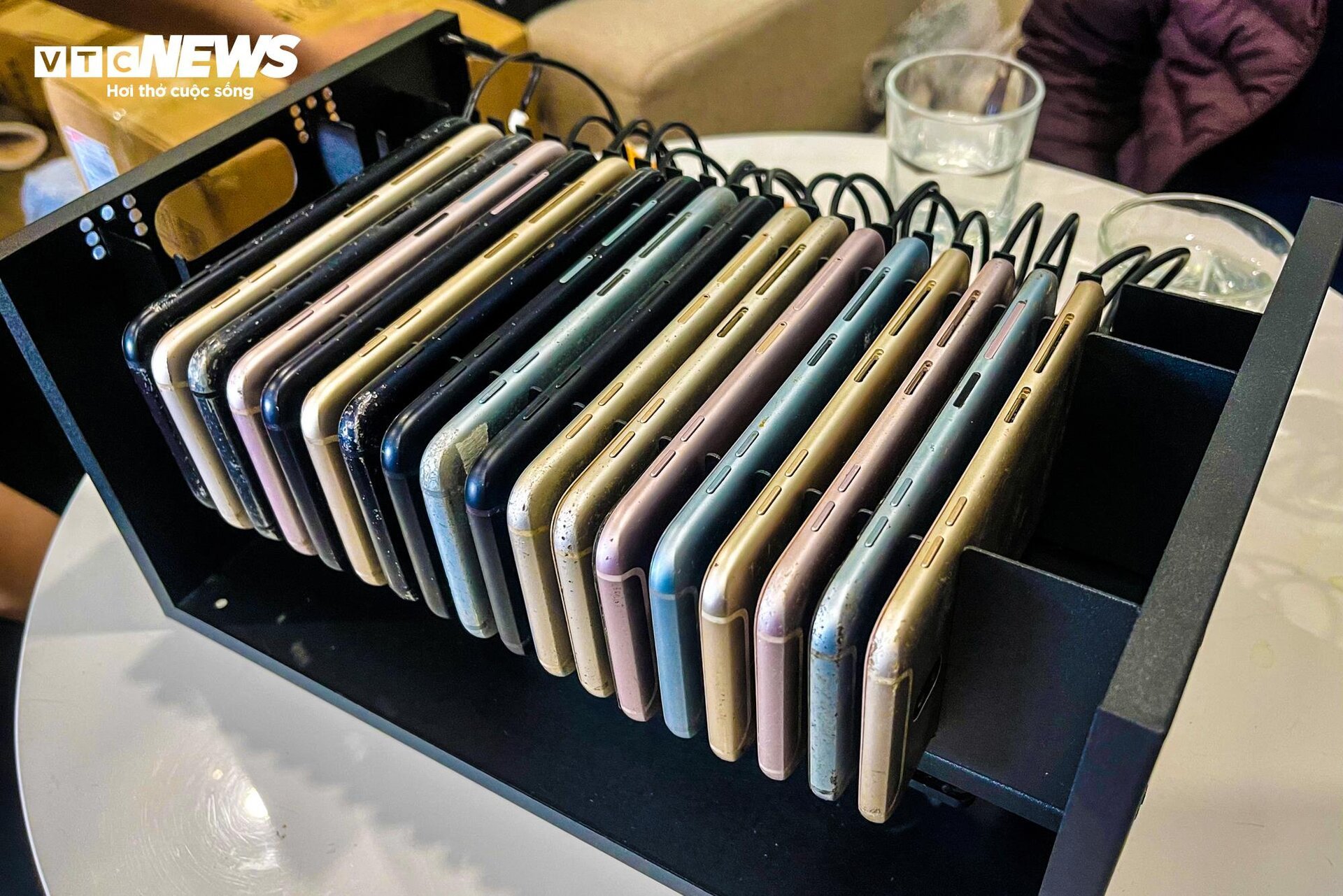 Đột nhập xưởng Phone Farm tạo triệu view trên TikTok, Facebook- Ảnh 7. Đột nhập xưởng Phone Farm tạo triệu view trên TikTok, Facebook- Ảnh 7.