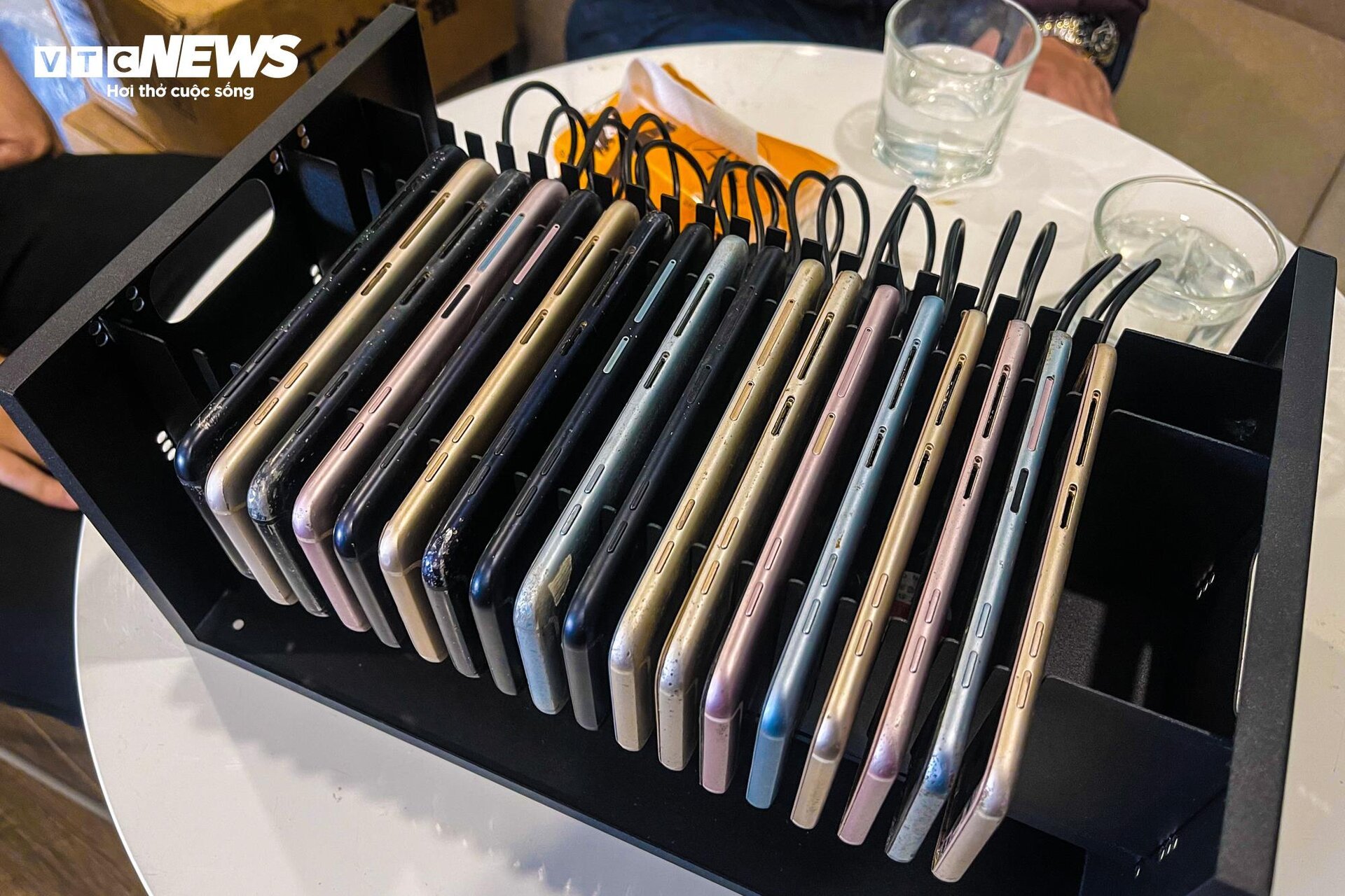 Đột nhập xưởng Phone Farm tạo triệu view trên TikTok, Facebook- Ảnh 8. Đột nhập xưởng Phone Farm tạo triệu view trên TikTok, Facebook- Ảnh 8.