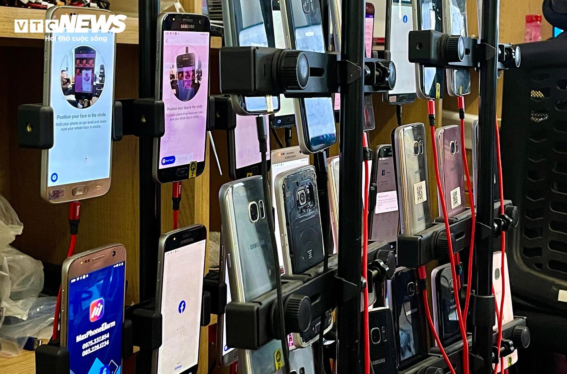 Đột nhập xưởng Phone Farm tạo triệu view trên TikTok, Facebook- Ảnh 9. Đột nhập xưởng Phone Farm tạo triệu view trên TikTok, Facebook- Ảnh 9.