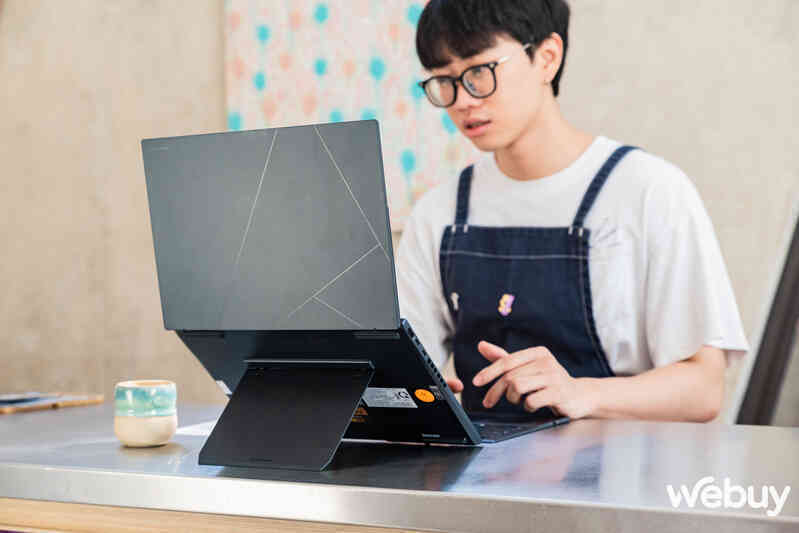 Cận cảnh ASUS Zenbook DUO: Laptop 2 màn hình OLED, thiết kế thông minh, lại còn có chip AI, đủ combo bước vào năm 2024- Ảnh 19. Cận cảnh ASUS Zenbook DUO: Laptop 2 màn hình OLED, thiết kế thông minh, lại còn có chip AI, đủ combo bước vào năm 2024- Ảnh 19.