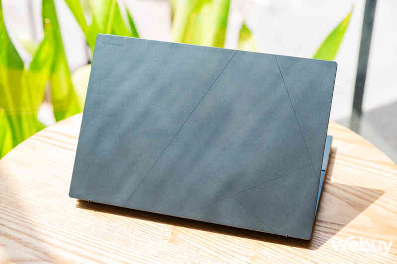 Cận cảnh ASUS Zenbook DUO: Laptop 2 màn hình OLED, thiết kế thông minh, lại còn có chip AI, đủ combo bước vào năm 2024- Ảnh 3.