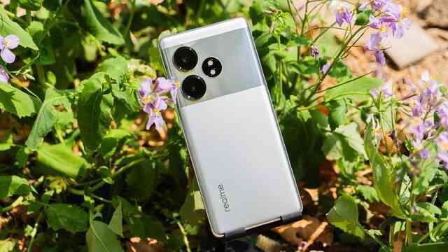 Ảnh thực tế realme GT Neo6 SE: Thiết kế cao cấp, chip Snapdragon 7+ Gen 3 cực mạnh, pin 5500mAh, giá chưa tới 6 triệu đồng- Ảnh 2. Ảnh thực tế realme GT Neo6 SE: Thiết kế cao cấp, chip Snapdragon 7+ Gen 3 cực mạnh, pin 5500mAh, giá chưa tới 6 triệu đồng- Ảnh 2.