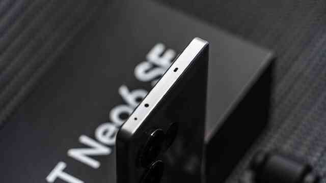 Ảnh thực tế realme GT Neo6 SE: Thiết kế cao cấp, chip Snapdragon 7+ Gen 3 cực mạnh, pin 5500mAh, giá chưa tới 6 triệu đồng- Ảnh 5. Ảnh thực tế realme GT Neo6 SE: Thiết kế cao cấp, chip Snapdragon 7+ Gen 3 cực mạnh, pin 5500mAh, giá chưa tới 6 triệu đồng- Ảnh 5.