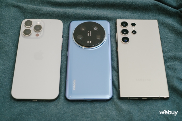 Đo dáng 3 siêu phẩm hàng đầu: iPhone 15 Pro Max, Galaxy S24 Ultra và Xiaomi 14 Ultra, đâu mới là "chân ái"?- Ảnh 3. Đo dáng 3 siêu phẩm hàng đầu: iPhone 15 Pro Max, Galaxy S24 Ultra và Xiaomi 14 Ultra, đâu mới là "chân ái"?- Ảnh 3.