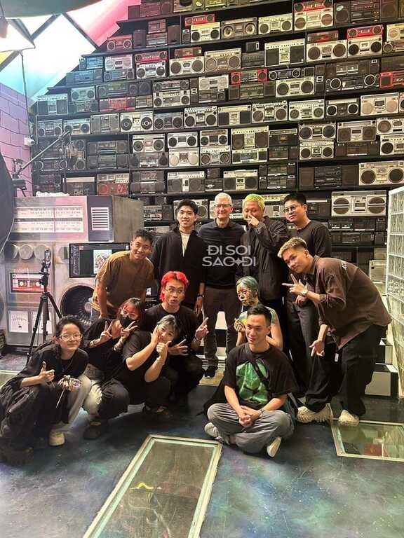 Antiantiart - "tổ đội" được CEO Tim Cook trực tiếp đến gặp: Từ căn nhà 8m2 và dột đến cái tên dẫn đầu ngành sáng tạo Việt- Ảnh 1. Antiantiart - "tổ đội" được CEO Tim Cook trực tiếp đến gặp: Từ căn nhà 8m2 và dột đến cái tên dẫn đầu ngành sáng tạo Việt- Ảnh 1.