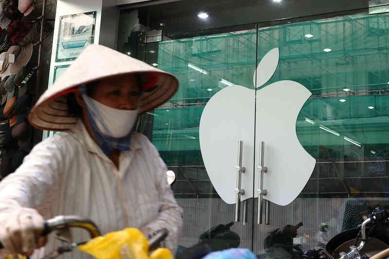 Doanh số iPhone giảm 10%, Samsung dẫn đầu trong lúc Tim Cook sang Việt Nam