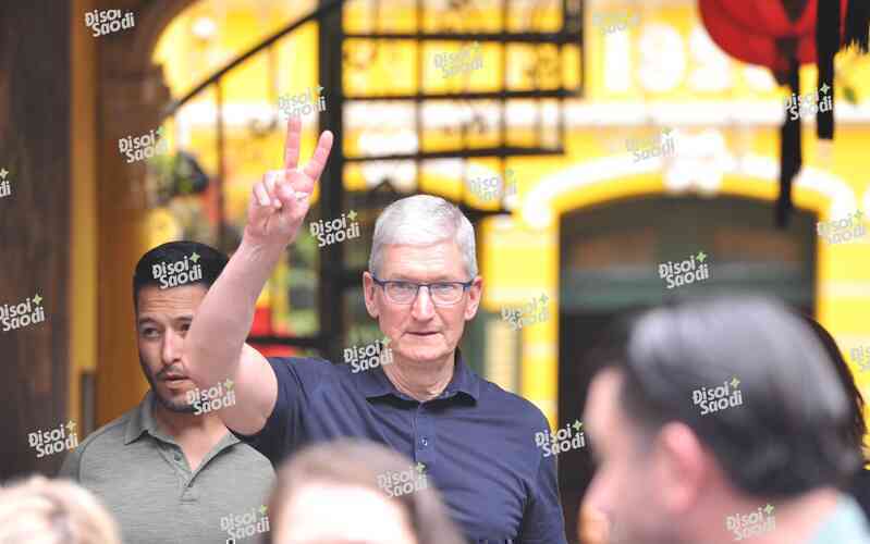 HOT: Những hình ảnh đầu tiên của CEO Apple Tim Cook tại Việt Nam - rời khách sạn 5 sao, đi cafe phố cổ