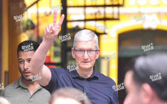 Tim Cook có mặt tại Hồ Hoàn Kiếm, giao lưu cùng Duy Thẩm và báo chí