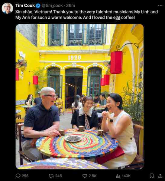 Tim Cook có mặt tại Hồ Hoàn Kiếm, giao lưu cùng Duy Thẩm và báo chí- Ảnh 2. Tim Cook có mặt tại Hồ Hoàn Kiếm, giao lưu cùng Duy Thẩm và báo chí- Ảnh 2.