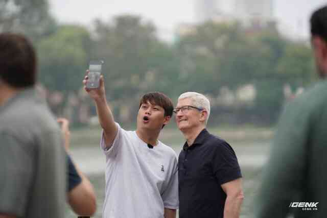 Tim Cook có mặt tại Hồ Hoàn Kiếm, giao lưu cùng Duy Thẩm và báo chí- Ảnh 13. Tim Cook có mặt tại Hồ Hoàn Kiếm, giao lưu cùng Duy Thẩm và báo chí- Ảnh 13.