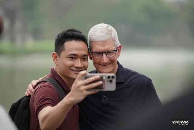 Tim Cook có mặt tại Hồ Hoàn Kiếm, giao lưu cùng Duy Thẩm và báo chí- Ảnh 15.