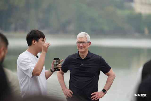 Tim Cook có mặt tại Hồ Hoàn Kiếm, giao lưu cùng Duy Thẩm và báo chí- Ảnh 16. Tim Cook có mặt tại Hồ Hoàn Kiếm, giao lưu cùng Duy Thẩm và báo chí- Ảnh 16.