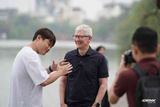 Tim Cook có mặt tại Hồ Hoàn Kiếm, giao lưu cùng Duy Thẩm và báo chí- Ảnh 4. Tim Cook có mặt tại Hồ Hoàn Kiếm, giao lưu cùng Duy Thẩm và báo chí- Ảnh 4.