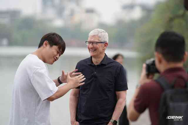 Tim Cook có mặt tại Hồ Hoàn Kiếm, giao lưu cùng Duy Thẩm và báo chí- Ảnh 4.