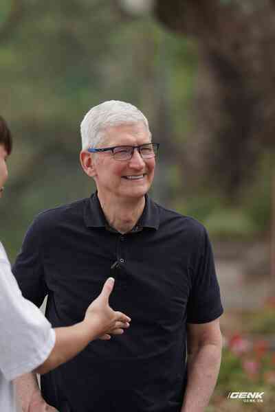 Tim Cook có mặt tại Hồ Hoàn Kiếm, giao lưu cùng Duy Thẩm và báo chí- Ảnh 5.