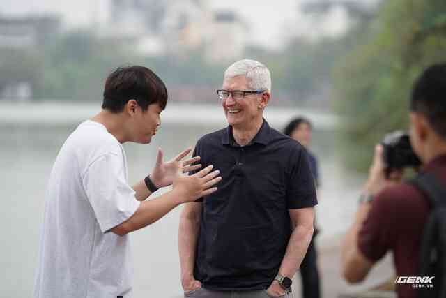 Tim Cook có mặt tại Hồ Hoàn Kiếm, giao lưu cùng Duy Thẩm và báo chí- Ảnh 7. Tim Cook có mặt tại Hồ Hoàn Kiếm, giao lưu cùng Duy Thẩm và báo chí- Ảnh 7.
